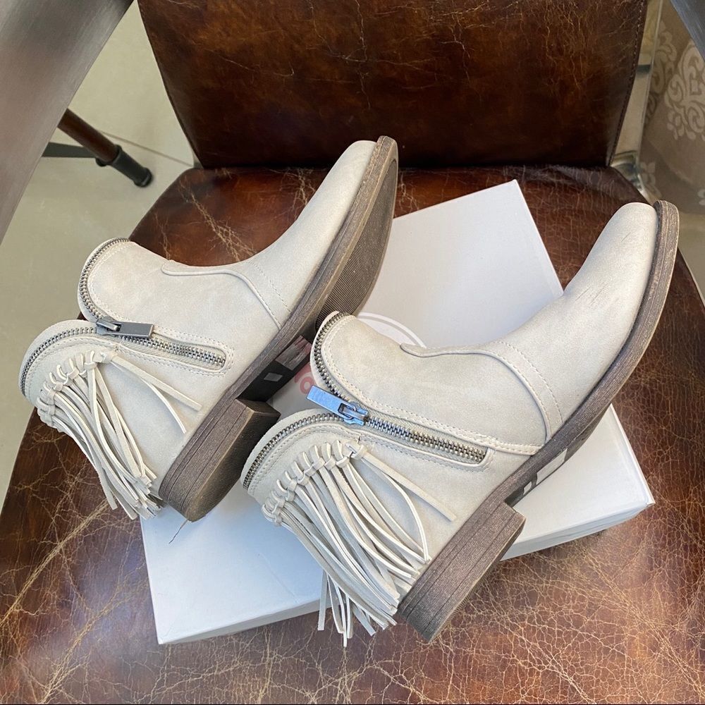 Journee Collection ivory fringe ankle boots 71/2 - Picture 6 of 8